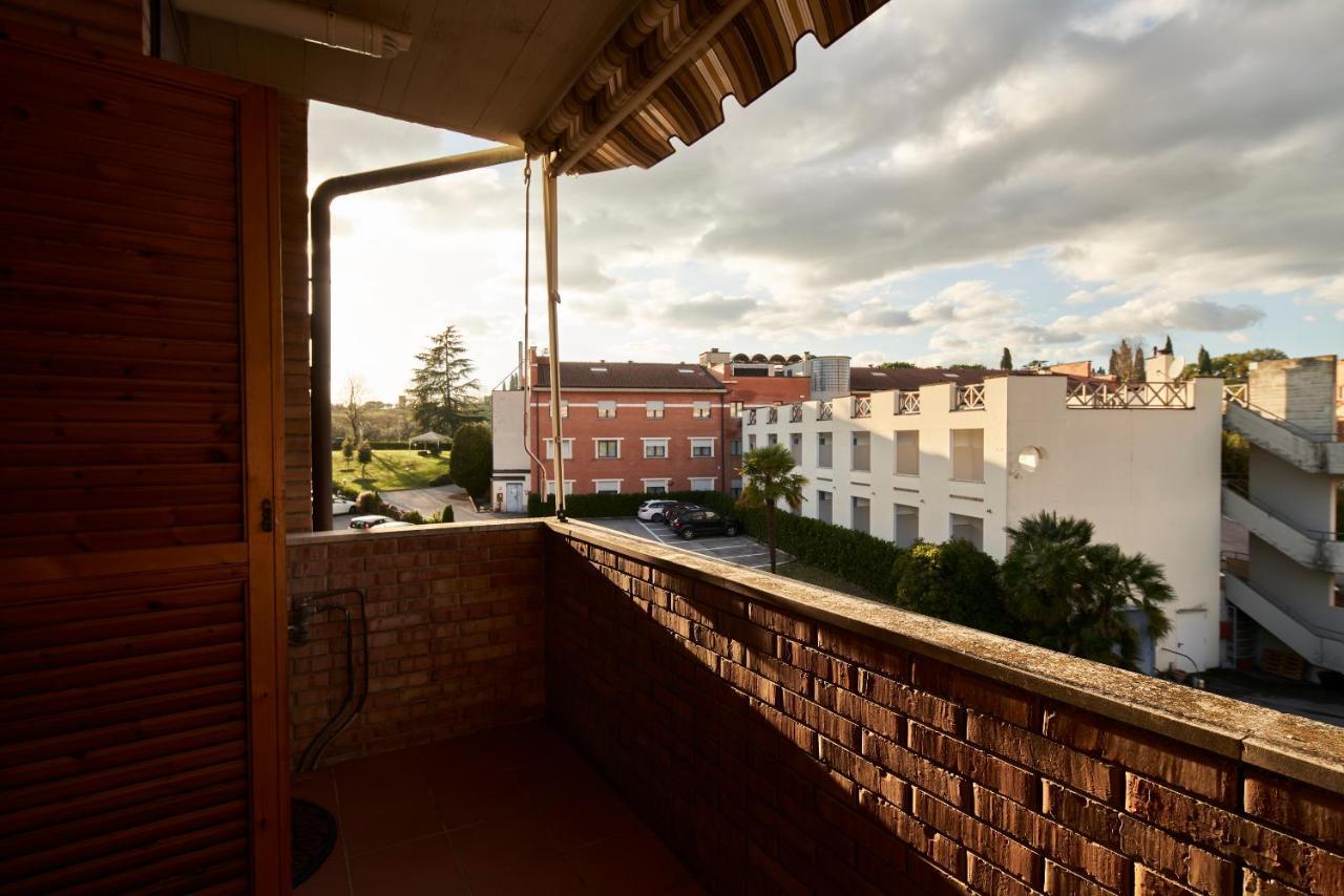 Little Brick House On Siena Hills With Balconies Apartment Exterior photo